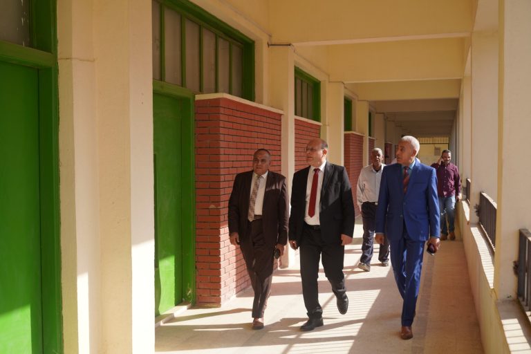 رئيس جامعة سوهاج يتفقد التجهيزات النهائية لمبنى كلية الدراسات العليا والبحوث البيئية