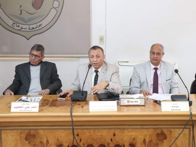 عميد كلية الدراسات العليا يستعرض أقسام الكلية و برمجها الدراسية و العلمية بمجلس الكلية
