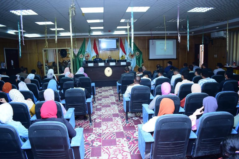 جامعة سوهاج تناقش آثار التغيرات المناخية خلال فعاليات المؤتمر العلمي الثاني لقسم وقاية النبات بكلية الزراعة