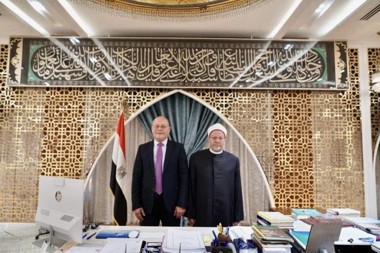 بدار الإفتاء المصرية.. رئيس جامعة سوهاج يقدم التهنئة للدكتور شوقي علام بمناسبة العام الهجري الجديد