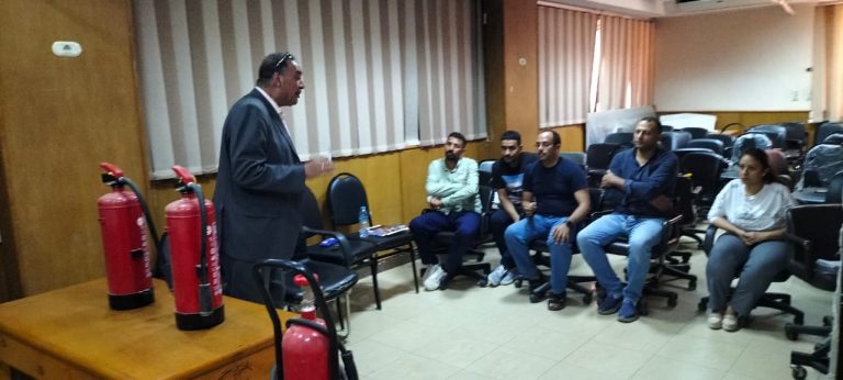 جانب من التدريبات العملية على كيفية استخدام طفايات الحريق والطرق