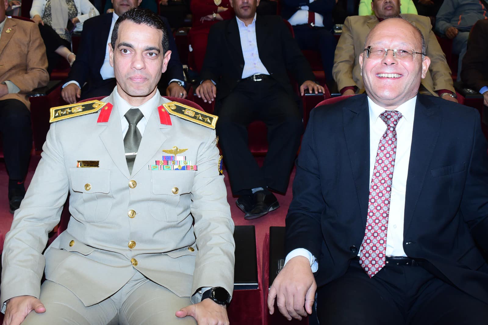 رئيس جامعة سوهاج والمتحدث العسكري يكرمان الطلاب الفائزين بالمراكز الأولى فى ماراثون بداية الرياضي