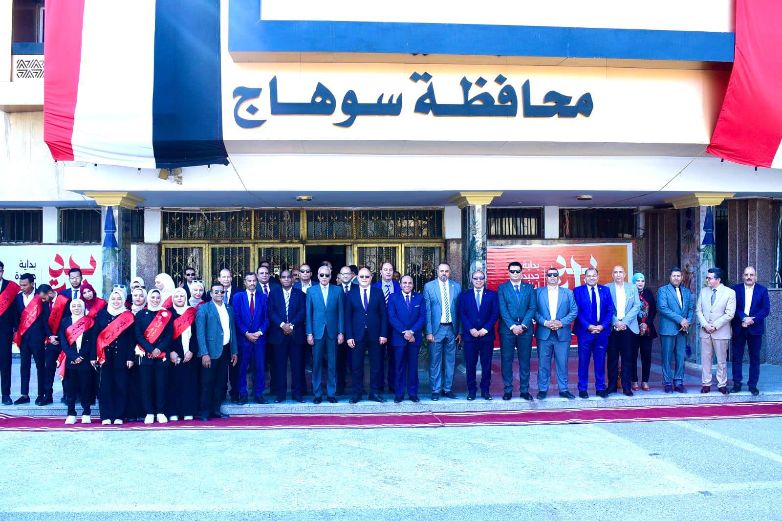 رئيس جامعة سوهاج يشارك طلابه احتفال المحافظة بانتصارات أكتوبر، ويؤكد علي ضرورة مشاركة الطلاب في تلك المناسبات الوطنية لكي يفخروا بشهداء مصر