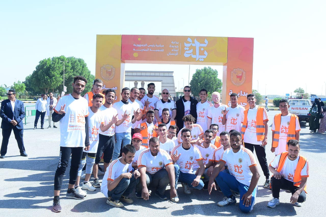 الدكتور حسان النعماني والعقيد اركان حرب غريب عبد الحافظ يشاركان الطلاب ذوي الهمم ماراثون بداية الرياضي