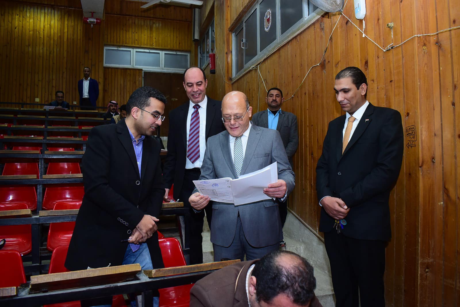 رئيس جامعة سوهاج يطمئن على سير امتحانات كلية الدراسات العليا والبحوث البيئية