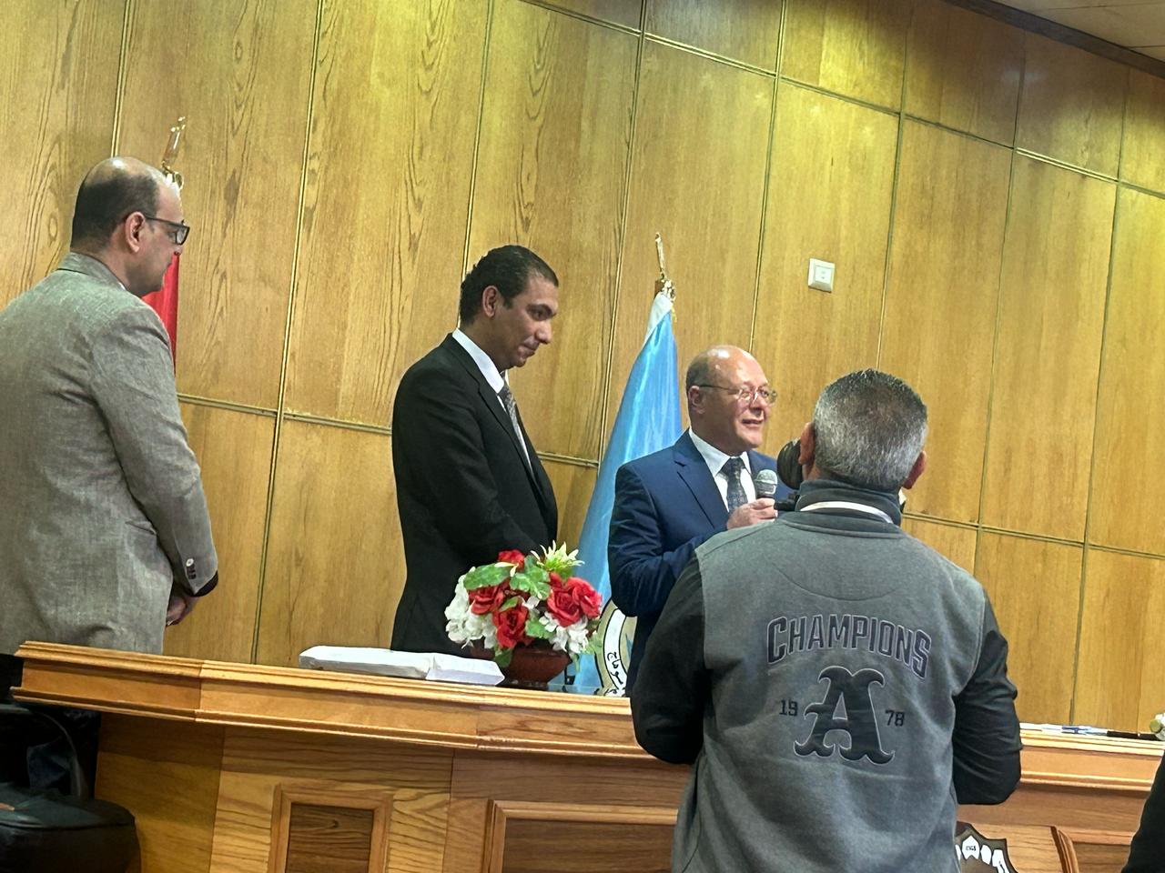 يكرم رئيس جامعة سوهاج الدكتور حمدى الشريف وكيل الكلية تقديرا لجهوده المميزة في النشر العلمي بمجال العلوم الاجتماعية