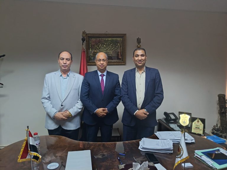 تهنئة كلية الدراسات العليا و البحوث البيئية للدكتور حسين طه بمناسبة توليه قائما بعمل نائب رئيس جامعة سوهاج لشئون التعليم و الطلاب