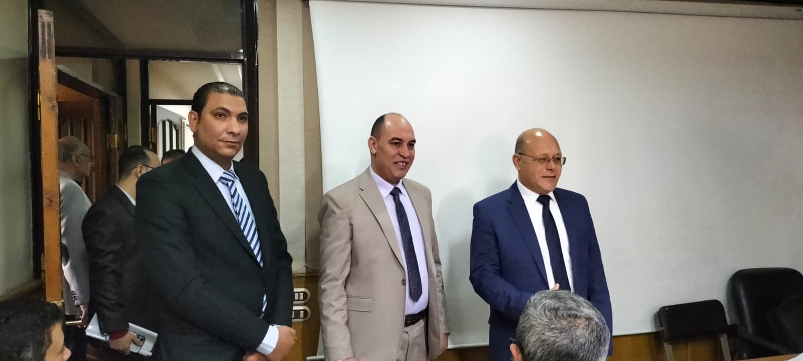 الطلاب الوافدين بكلية الدراسات العليا والبحوث البيئية بجامعة سوهاج يؤدون امتحانات الماجستير والدكتوراه